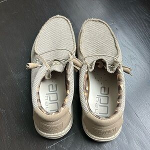 EUC Hey Dude men’s casual taupe colored shoes. Size 10